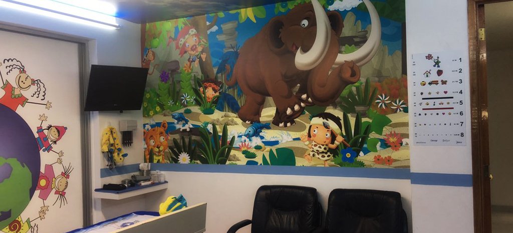 Consultorio infantil del Dr. Eduardo Valencia Muñoz, decorado con un mural para niños